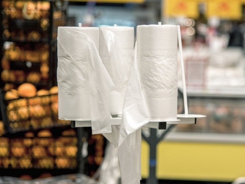 Prekybininkai turės apmokestinti ploniausius plastiko maišelius