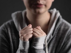 Savęs žalojimo tikslas dažniausiai nėra užbaigti gyvenimą, tad tai nėra tolygu savižudybės rizikai. Kita vertus, save žalojantis elgesys padidina riziką, jog susidūręs su tam tikrais sunkumais žmogus gali bandyti nusižudyti, nes jo tolerancija skausmui yra visai kitokia – jis tampa tolerantiškesnis skausmui.