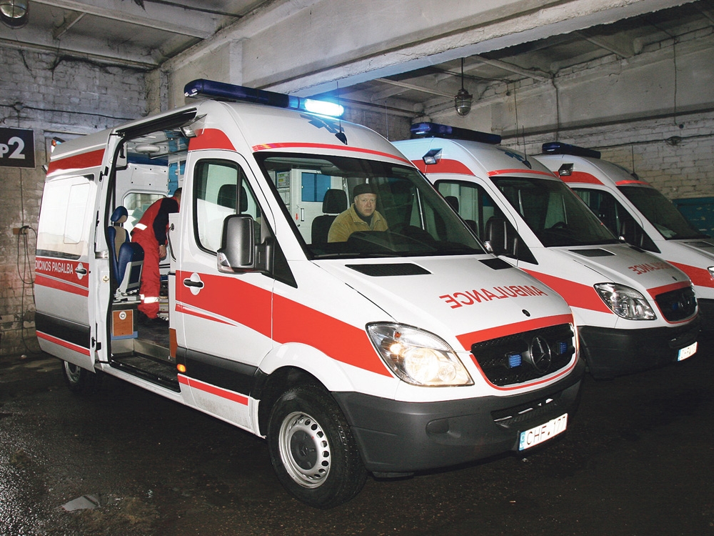 Niuksas „greitūškių“ vairuotojams: sėdi, apsikabinę diplomą