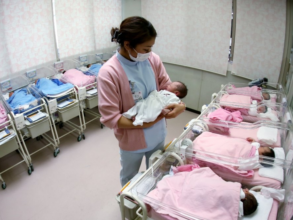 Apskaičiuota, kad Japonijoje, kurioje gyvena 125 mln. gyventojų, praėjusiais metais gimė mažiau nei 800 tūkst. vaikų. Aštuntajame dešimtmetyje šis skaičius buvo daugiau nei du milijonai. 