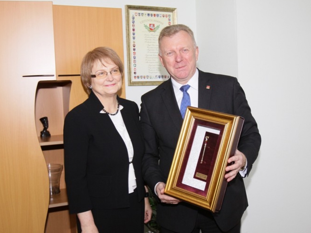 Regioninės Telšių ligoninės direktorė Alma Vitkienė ir Telšių rajono meras Vytautas Kleiva džiaugiasi Auksine krivūle, skirta už nuopelnus sveikatos srityje.