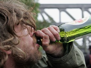 Valdomo alkoholio programa skirta benamiams alkoholikams, jau išbandžiusiems tradicines abstinencijos programas ir pralaimėjusiems kovą. Kas valandą ar dvi jiems įpilama porcija vyno arba alaus, kad jų kraujyje būtų pakankamai alkoholio – bet ne tiek, kad jie apsvaigtų. 
