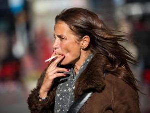 Cigarečių dūmai gali pasendinti dešimtmečiais