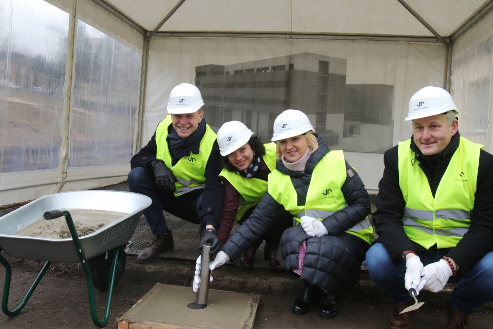 Vilniaus miesto klinikinė ligoninė simboliškai pradėjo naujo operacinių, reanimacijos ir dializės korpuso statybas. Susirinkus garbingiems svečiams, į būsimo pastato pamatus įleista kapsulė su laišku ateities kartoms.