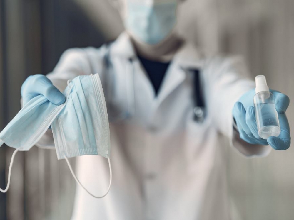 Sveikatos priežiūros darbuotojai priklauso rizikos grupei susirgti profesine liga – rankų egzema. Rankų higienos laikymasis yra būtinas dėl infekcijų prevencijos. Dažnu atveju medikams tai gali sukelti iritacinį kontaktinį dermatitą dėl sąlyčio su dirgikliais, atsirandančiais dažnai plaunant rankas su muilu ir vandeniu, dezinfekuojamųjų priemonių ir ploviklių naudojimo. 