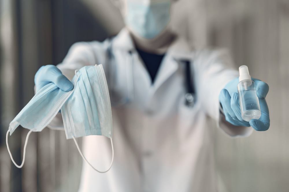 Sveikatos priežiūros darbuotojai priklauso rizikos grupei susirgti profesine liga – rankų egzema. Rankų higienos laikymasis yra būtinas dėl infekcijų prevencijos. Dažnu atveju medikams tai gali sukelti iritacinį kontaktinį dermatitą dėl sąlyčio su dirgikliais, atsirandančiais dažnai plaunant rankas su muilu ir vandeniu, dezinfekuojamųjų priemonių ir ploviklių naudojimo. 