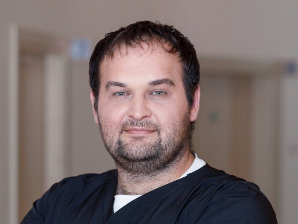 „Valstybinis sektorius naujovėms įdiegti pati geriausia terpė. Nors pacientui pačiam tenka nusipirkti technologinę sistemą, valstybė bent apmoka narkozę, stacionarą. Šiek tiek susitaupo“, - sako VUL Žalgirio klinikos Priėmimo skyriaus vedėjas veido ir žandikaulių chirurgas gydytojas Dalius Matkevičius.