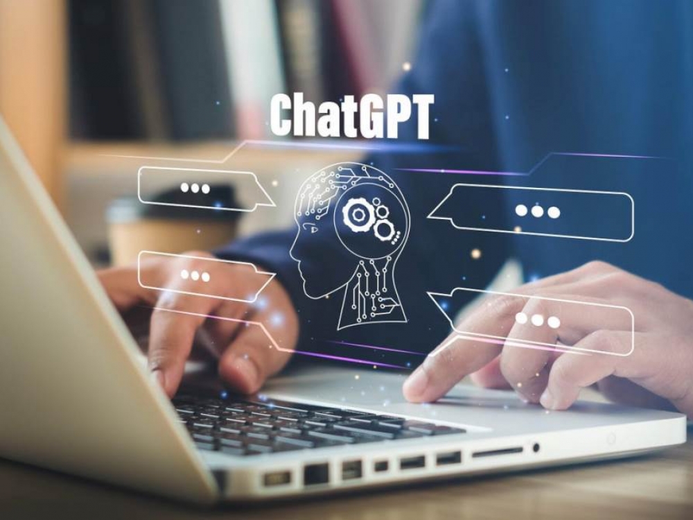 „ChatGPT“ – tai dirbtinio intelekto technologijos valdomas pokalbių robotas, leidžiantis užmegzti panašius į su žmogumi vykstančius pokalbius – akimirksniu generuojantis atsakymus į beveik bet kokią užklausą, kokią tik žmogus gali pateikti.