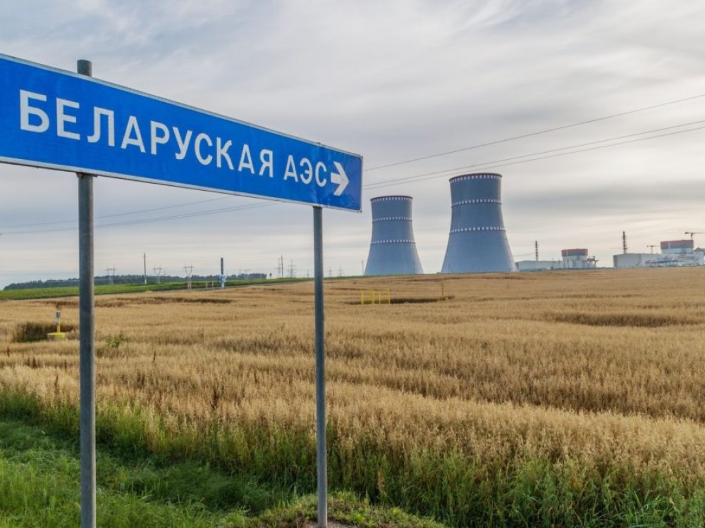 Nuo pat komercinės eksploatacijos pradžios Astravo AE, ekspertų skaičiavimais, beveik 55 proc. laiko neveikė. 2020 m. Minsko politinė krizė ir vėlesnės represijos tik didina situacijos įtampą, nes sąlygos elektrinėje tapo dar uždaresnės ir dar mažiau skaidrios nepriklausomiems ekspertams ir stebėtojams.