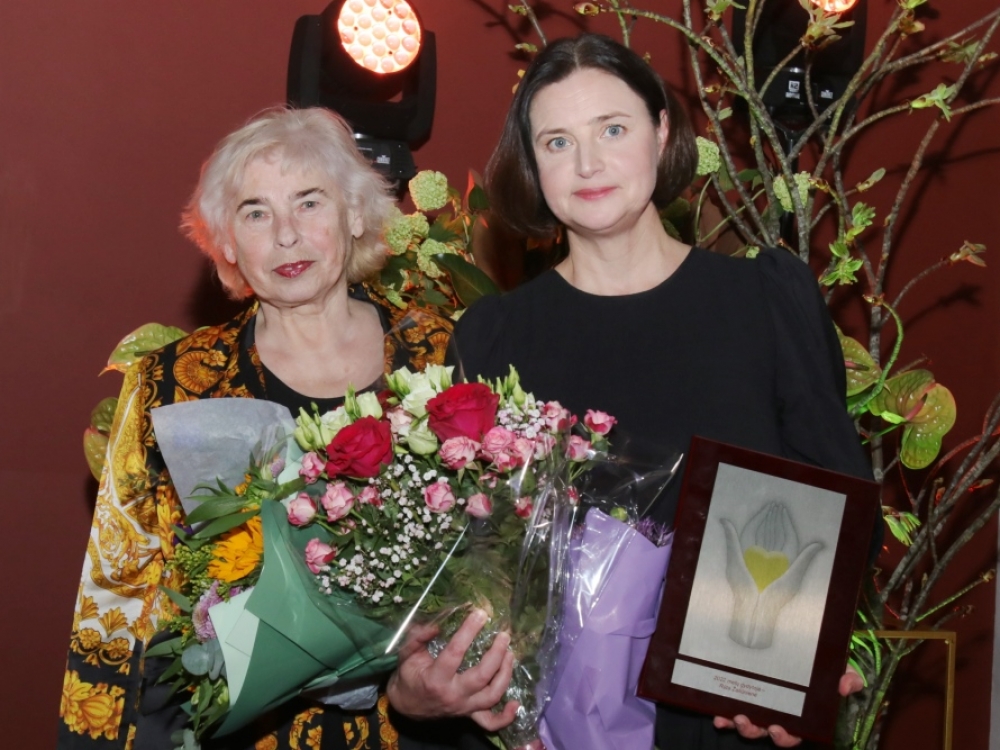 „Auksinės širdies apdovanojimuose“ gydytoja vaikų odontologė Rūta Žaliūnienė (dešinėje) su profesore Irena Balčiūniene.