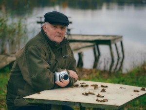 Katarakta Juozą Muzikevičių vijosi pamažu. Vyras pasakoja iki 45-erių absoliučiai nesiskundęs regėjimu. Vėliau ant nosies atsirado akiniai, o su tuo ir tolesni skundai dėl regos. Kadangi Juozo aistra fotografuoti – skundėsi prastu apšvietimu, nevalytu fotoobjektyvu, prastais akiniais.