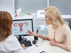 Žodis „plastinės“ išduoda, jog tokias operacijas, nesant medicininių indikacijų, ginekologai ar plastikos chirurgai atlieka pacientės pageidavimu. Jų tikslas – pakeisti išorinių lyties organų išvaizdą, atkurti dubens dugno raumenų funkciją.