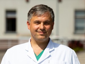 „Neužmirškime, jog chirurgo rankos, chirurgo mąstymas, įvaldyta metodika kol kas yra nepranokstama ir tam nekyla jokių abejonių“, - Kauno klinikų Anesteziologijos klinikos vadovas, gydytojas anesteziologas-reanimatologas, Lietuvos anesteziologų-reanimatologų draugijos prezidentas prof. dr. Andrius Macas.