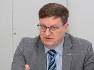 „Paaugliai dėl galutinai nesusiformavusios smegenų struktūros dažniausiai dar yra nekritiški, jie nebūtinai geba atskirti, kur susižavėjimas, įsimylėjimas, potraukis, o kur atsilieps kaip smurtas, netinkamas elgesys“, - sako Seimo narys Linas Slušnys.
