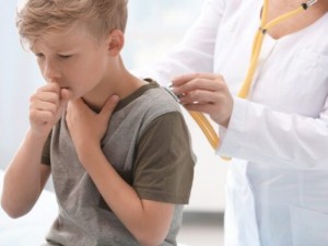 Kartais peršalimą primenantys simptomai gali liudyti ir apie rimtesnius negalavimus. Staigus karščiavimas, stiprus skausmas krūtinės srityje, kosulys, dusulys gali būti pneumokokinės infekcijos ženklai.