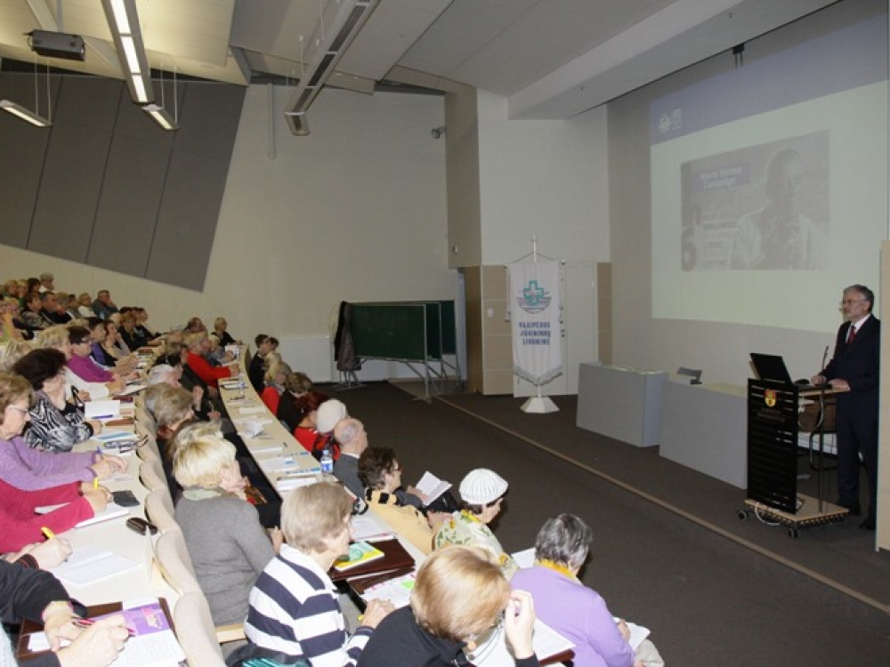 Klaipėdos jūrininkų ligoninės Neurologijos skyriaus vedėjas Robertas Urbutis sausakimšai auditorijai priminė ir pagrindinius insulto požymius: „Pusės veido perkrypimas, vienos pusės rankos arba kojos nutirpimas, kalbos sutrikimas, galvos svaigimas. Įtarus, kad atsirado simptomai, kurie gali būti smegenų insulto išraiška, būtina nedelsiant  kviesti greitąją pagalbą. Tikrai nereikia laukti eilėje pas šeimos gydytoją, kadangi kiekviena minutė yra be galo brangi.“