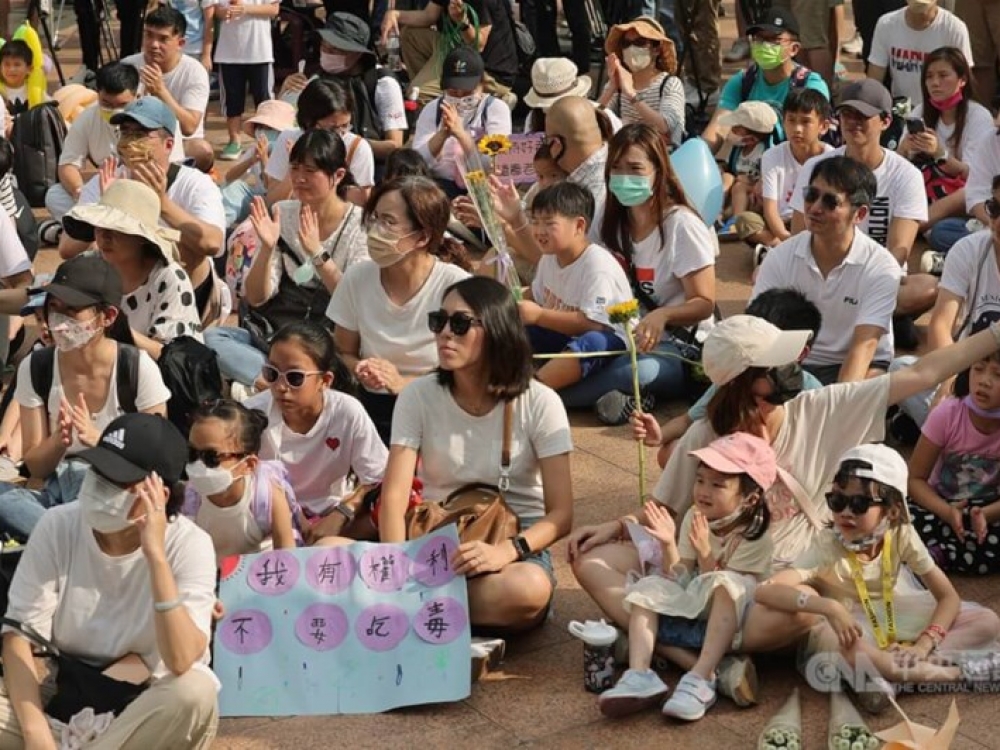 New Taipei miesto aikštėje beveik tūkstantis žmonių (daugiausia tėvai su vaikais) susirinko protestuoti prieš nusikalstamą ikimokyklinio amžiaus institucijų darbuotojų elgesį po to, kai paaiškėjo, kad darželinukai galėjo būti girdomi barbitūratais.