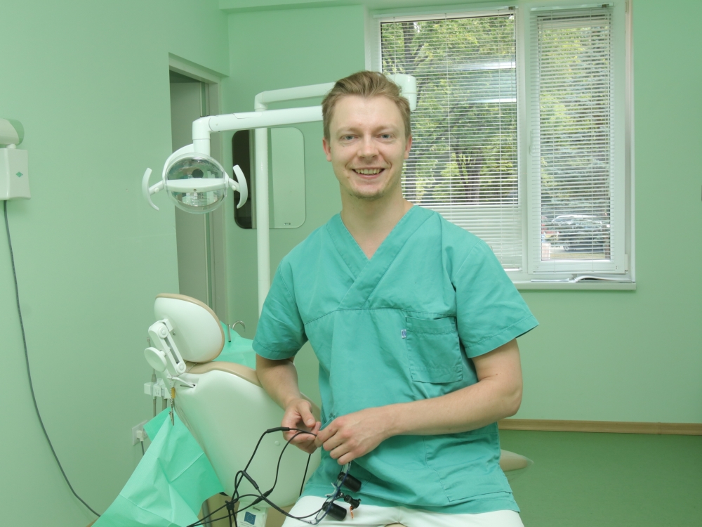 Odontologas Ignas Utka pasakoja, kad psichiatrijos ligoninėje gydytojui tenka ir rauti, ir protezuoti dantis, ir atlikti rentgeno nuotraukas. Pasak gydytojo, sulaukiama įvairių būklių pacientų: vieni jų tinkamai laikosi burnos higienos reikalavimų, o kiti – prasčiau. Kasdien odontologijos kabinete sveikatos priežiūros paslaugos suteikiamos 10-15 pacientų. 