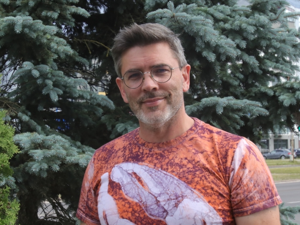 „Lietuvos gamta nuostabi, unikali, atsisėdęs prie vieno augalėlio gali pamatyti ne vieną stebuklą. Vabzdžių, augalų įvairovė paprastam žmogui yra milžiniška, biologui irgi. Nereikia vaikytis tų tropikų“, - sako gamtininkas, laidų apie gamtą kūrėjas, fotografas Marius Čepulis.