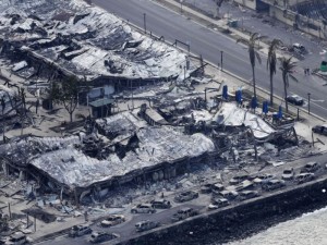 CNN skelbia, kad vakarinėje Maui salos dalyje esančiame Laihanos mieste, per gaisrus buvo sunaikinta arba apgadinta maždaug 2,2 tūkst. statinių. Miestas neteko daug lankytinų vietų.