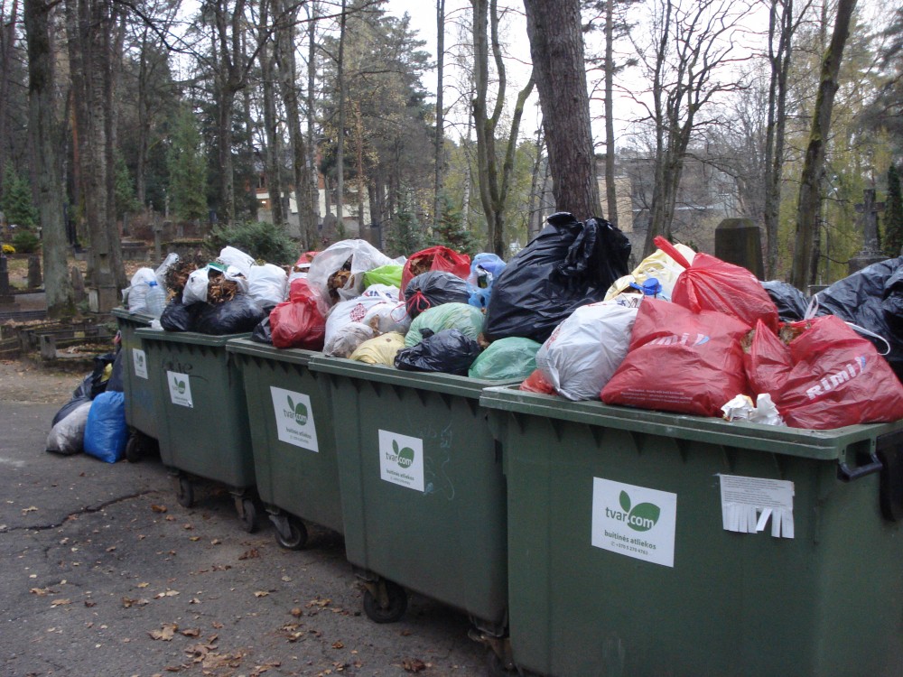 Lietuvos žaliųjų partija dėl neužtikrinamo atliekų rūšiavimo kapinėse kreipėsi į Vilniaus miesto savivaldybę, reikalaudama papildomai įrengti konteinerius antrinėms žaliavoms bei žaliosioms atliekoms bei papildyti siūlomais reikalavimais savivaldybės atliekų tvarkymo taisykles. 
