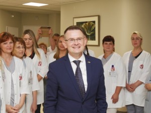 „Medikų bendruomenė ugdosi ir šviečiasi – jie netylės, nes moka atpažinti psichologinį smurtą ir su tuo nesusitaikys. Medikų bendruomenėje pasklido žinia, kad yra kur kreiptis. Tai požymiai, jog sistema valosi, nors ir skausmingai“, - sako sveikatos apsaugos ministras Arūnas Dulkys.