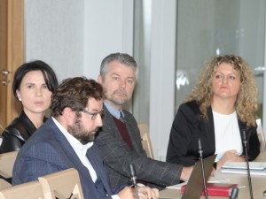 Odontologų rūmų atstovams sprendimo dėl savivaldos funkcijų grąžinimo dar teks palaukti. „Diena, kai atgausime savivaldą, vis tiek neišvengiamai ateis. Kai kurie veikėjai įeis į istoriją kaip progreso stabdžiai. Kai kurie veikėjai įeis į istoriją kaip progreso stabdžiai. Aiškiai matyti, kas yra kas ir kas tą istoriją kuria“, – sako Odontologų rūmų atstovai.
