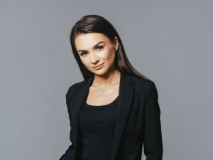 „Pati dar neturiu vaikų. Vis dėlto manau, kad būsiu griežta, bet teisinga mama. Tokia esu ir su mokiniais. Taisyklės yra gerai, kai jų laikomasi. Visada turi būti argumentas, kodėl reikia jų laikytis, o ne dėl to, kad mokytojas taip sugalvojo“, - sako mokytoja Veronika Kazilionė.