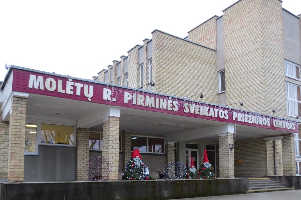 Vienuolika Molėtų r. savivaldybės tarybos narių rugsėjį pritarė sveikatos centro steigimui struktūriniu pagrindu jungiant Molėtų ligoninę ir Molėtų pirminės sveikatos priežiūros centrą (PSPC). Tačiau lapkričio 15 d. Molėtų PSPC darbuotojai tarybos nariams ir merui įteikė peticiją, kuria prašo atšaukti sprendimą dėl struktūrines reorganizacijos būdo.