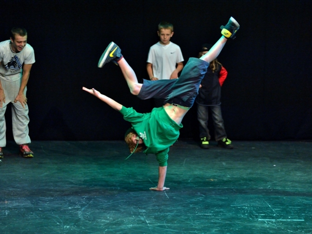 Gatvės šokių pamokos turėtų tapti iššūkiu, kurio metu kviečiama išbandyti save, įveikti gravitaciją ir pajusti breiko jėgą.