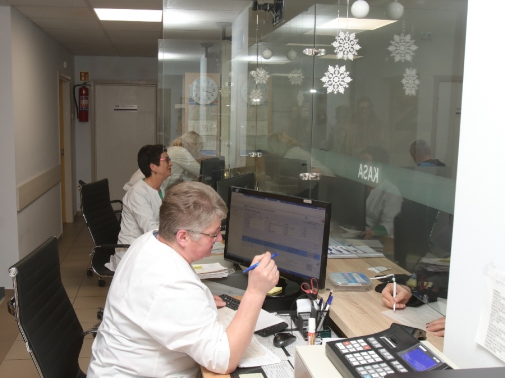 Marijampolės PSPC Pacientų aptarnavimo ir informavimo skyriuje veikia registratūra ir skambučių centras. Centro specialistai džiaugiasi, kad dabar visų skambučiai atskirti, todėl netrukdo vieni kitiems dirbti.