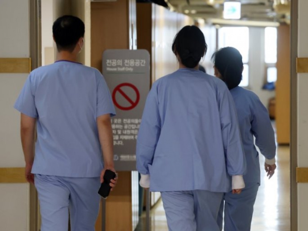 Pietų Korėjos sveikatos sektoriaus darbuotojų protestų bangą sukėlė šalies Vyriausybės sprendimas padidinti priėmimo į medicinos mokyklas vietų skaičių. Nepasitenkinimą protestuotojai grindžia tuo, jog padidėjęs studentų skaičius gali paskatinti nereikalingą medicininę pagalbą.