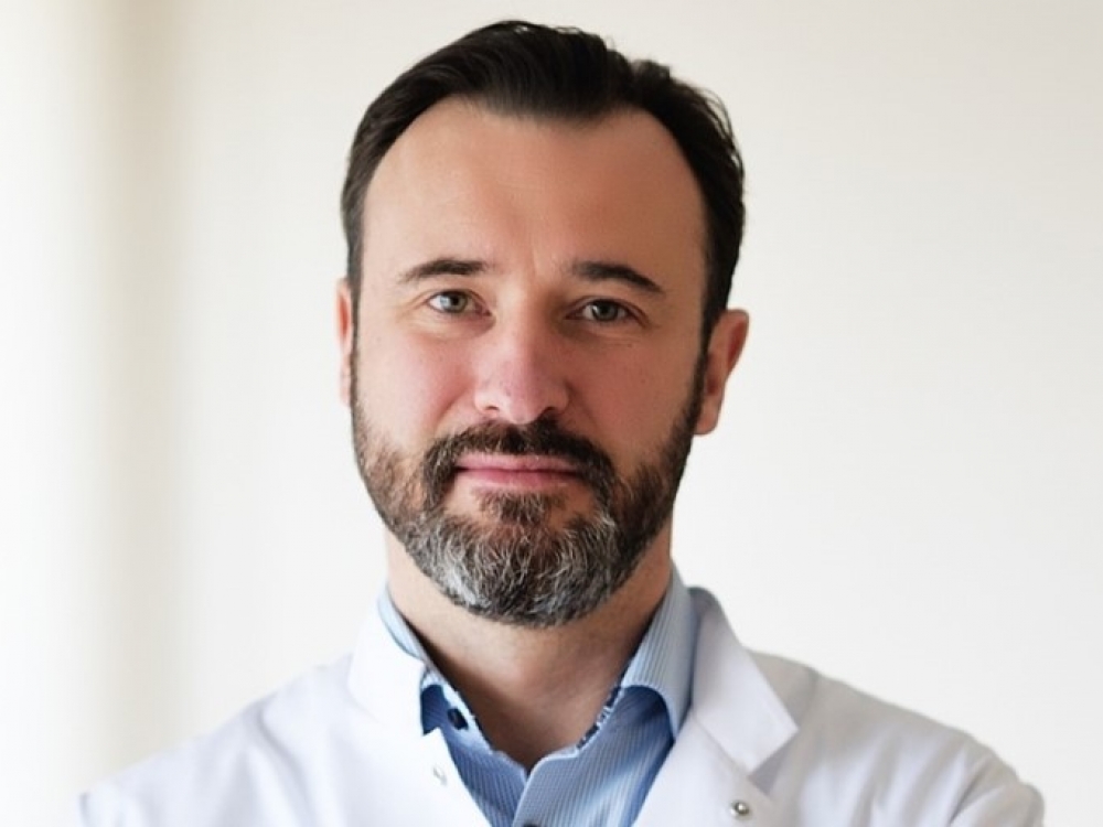„Deja, universalios priemonės, kuri padėtų išvengti sąnarių dėvėjimosi, turbūt nėra. Tam įtakos turi daug dalykų, pavyzdžiui, genetika, patirtos traumos, mityba. Tad patarimas turbūt būtų paprastas – sveikai gyventi, daug judėti ir vengti traumų“, - sako Marijampolės ligoninės gydytojas ortopedas-traumatologas Laurynas Matuzonis.