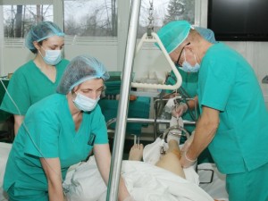 Chirurgijos skyriuje: čia operuojamų pacientų skaičius kasmet sparčiai auga, o skubiai ar planinei chirurginei operacijai atvyksta pacientai ne tik iš Mažeikių, bet ir Akmenės, Skuodo rajonų.