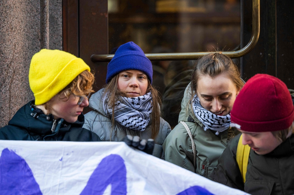 Klimato aktyvistė Greta Thurnberg su bendraminčiais užblokavusi įėjimą į Švedijos parlamentą teigia, kad jos gimtinė visiškai ignoruoja klimato krizę ir nelaiko to rimčiausia problema.