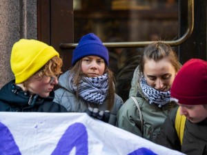 Klimato aktyvistė Greta Thurnberg su bendraminčiais užblokavusi įėjimą į Švedijos parlamentą teigia, kad jos gimtinė visiškai ignoruoja klimato krizę ir nelaiko to rimčiausia problema.