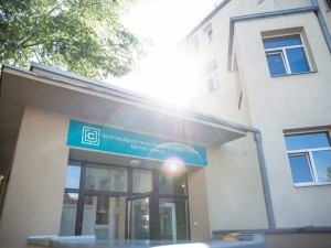 Respublikinio priklausomybės ligų centro Vilniaus filiale planuojama įsteigti šešių lovų stacionarinį psichosocialinės reabilitacijos skyrių vaikams (14-17 metų). Optimistinio scenarijaus išsipildymo atveju jis duris atvertų vasaros pradžioje. Šiuo metu stacionarinis gydymo skyrius vaikams veikia tik RPLC Kauno filiale.