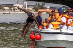 Nigerijos plaukimo mokytojas Akinrodoye Samuel priminė gimtinei ir pasauliui, kad savižudybė nėra išeitis. „Niekas neturėtų kelti prieš save rankos. Daugiau negalvokite eiti nušokti nuo pagrindinio tilto“ – prieš plaukimą „VQA Africa“ sakė A.Samuel. 