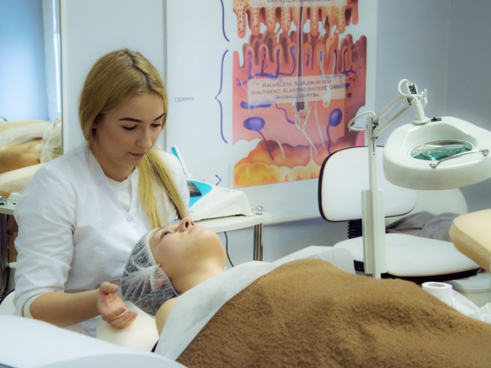 Po nuotr. Studijuodami kolegijose būsimieji grožio specialistai įgyja ne tik aukštąjį išsilavinimą, bet ir įvairias sritis apimantį holistinį požiūrį į žmogų. Studijų metu taikomi inovatyvūs mokymo ir mokymosi metodai, ugdomi tyriminiai įgūdžiai, suteikiantys patirtis vertinant kosmetikos procedūrų ar produktų kokybę.
