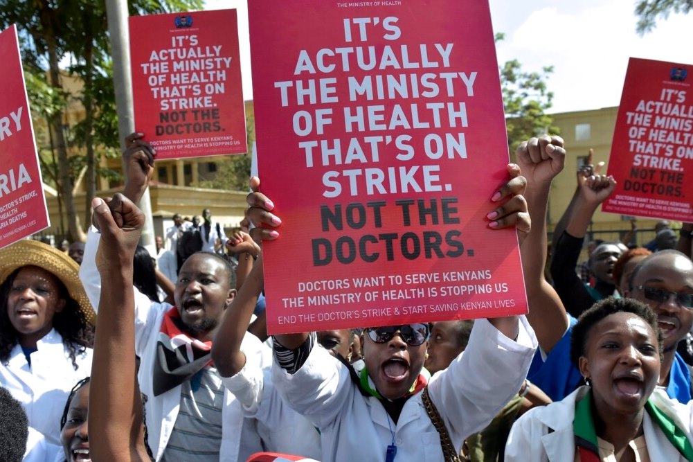 Streikuojantys Kenijos medikai teikia tik dalį sveikatos paslaugų pacientams. Gydytojai dirba kritinės būklės ir skubiosios pagalbos skyriuose, bet nemaža dalis pacientų reikiamų paslaugų nesulaukia. Šalies sveikatos sektorius artėja krizės link. 