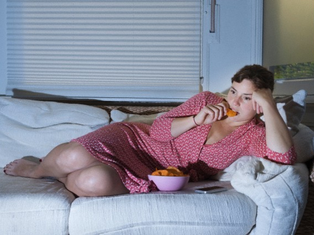 Jei valgome žiūrėdami televizorių, skaitydami ar prie kompiuterio suvalgome žymiai daugiau maisto. Taip pat daugiau, nei mums reikia suvalgome, jei skubame, mažai kramtome.