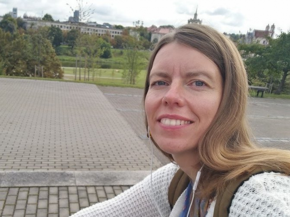 „Kiekvieną dieną pagalvoju, ar man tai galima, ar man to reikia. Visada kirba mintys, kad neperšalčiau, kad neperpūstų, ar kojos mano ne per šaltai, ar po sodo darbų tikrai gerai rankas nusiploviau. Esu atsargi, kad tik donoro dovana nenueitų veltui ir inkstukas gyvuotų kuo ilgiau“, – sako su persodintu inkstu gyvenanti Aistė Bagdonaitė.