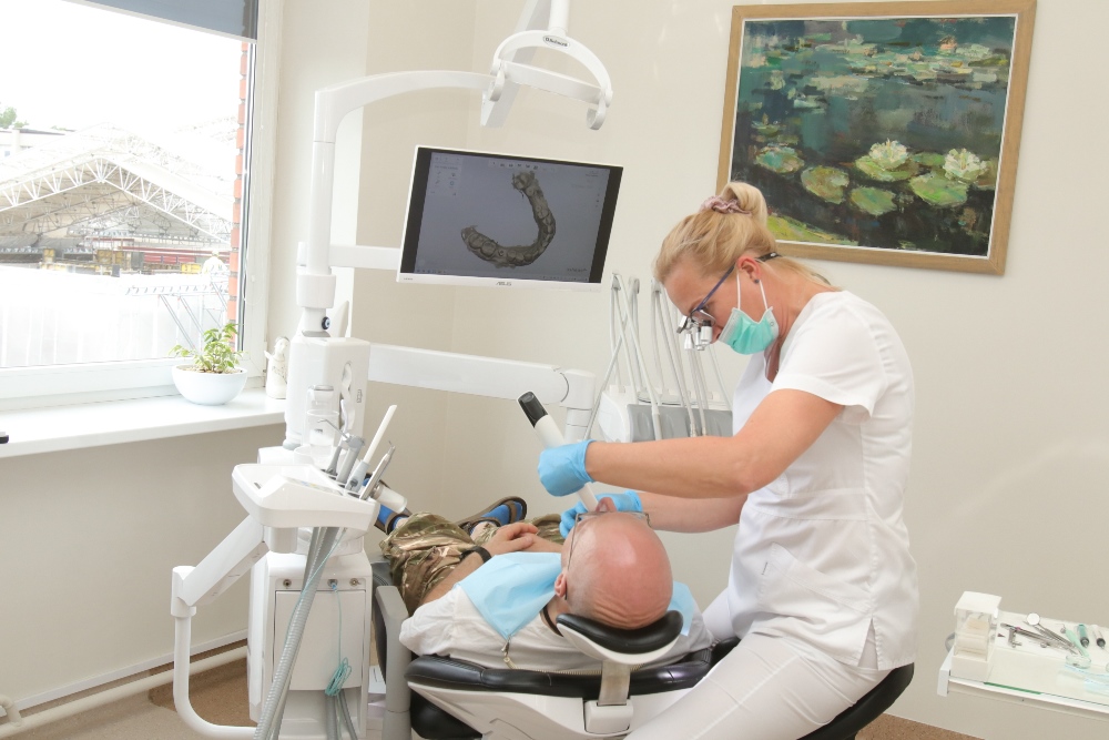 I odontologijos skyriaus vadovė gydytoja odontologė Saulė Sabulienė pabrėžia, kad dabartinė gydymo įstaigos medicininė įranga suteikia galimybę atlikti pažangią gidinę dantų implantaciją.