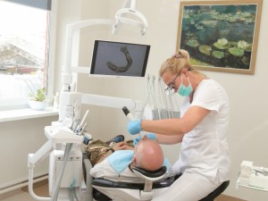 I odontologijos skyriaus vadovė gydytoja odontologė Saulė Sabulienė pabrėžia, kad dabartinė gydymo įstaigos medicininė įranga suteikia galimybę atlikti pažangią gidinę dantų implantaciją.
