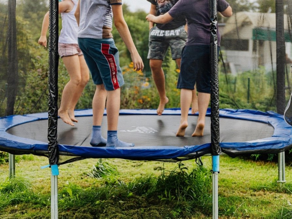 Vaikų traumatologai griežti – visiškai saugaus šokinėjimo ant batuto nebūna. Pasak jų, šimtu procentų neapsaugo net apsaugos, nors šios, deja, retai kada naudojamos.