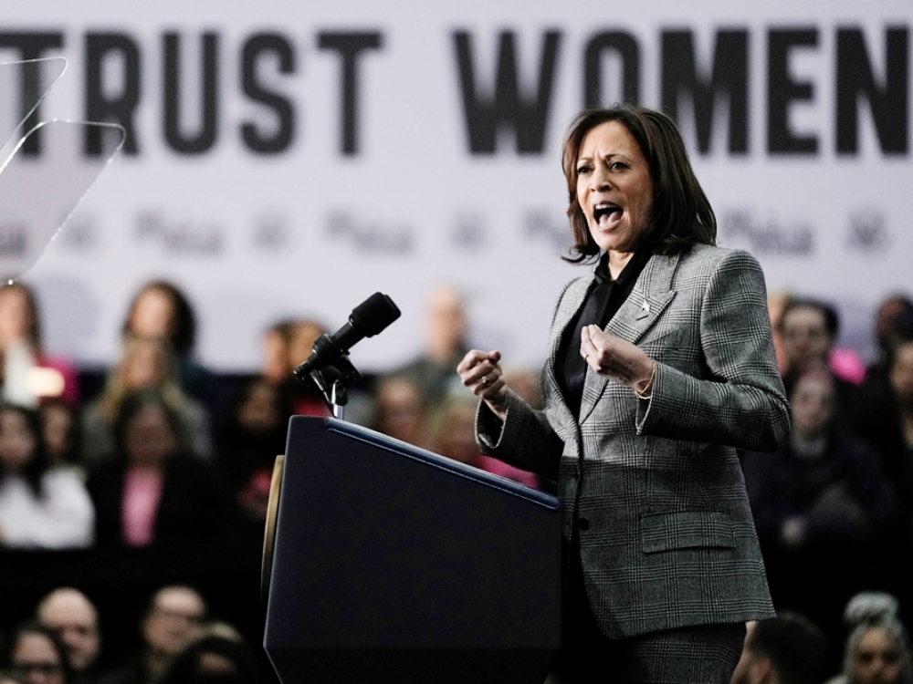 JAV viceprezidentė Kamala Harris, lapkritį sieksianti JAV prezidento posto, griežtai pasisako už moterų teisę rinktis, ji kritikavo JAV Aukščiausiąjį Teismą 2022 metais nutraukusį federaliniu lygmeniu saugotą teisę į abortą.