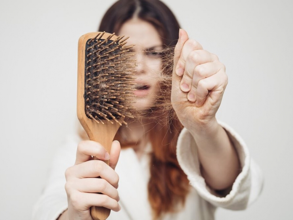 Pati dažniausia alopecija tiek tarp vyrų, tiek tarp moterų yra androgeninis plikimas. Nors plaukai neslenka kuokštais, bet pacientai pastebi po truputį atsirandantį ir progresuojantį plaukų tankumo sumažėjimą.