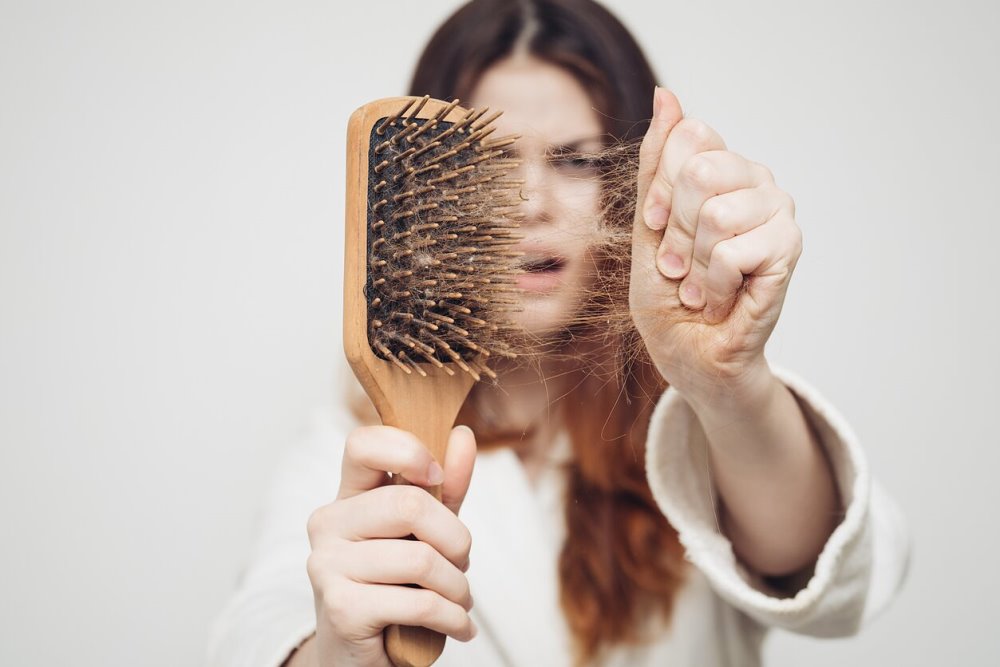 Pati dažniausia alopecija tiek tarp vyrų, tiek tarp moterų yra androgeninis plikimas. Nors plaukai neslenka kuokštais, bet pacientai pastebi po truputį atsirandantį ir progresuojantį plaukų tankumo sumažėjimą.