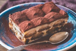 Tiramisu pavadinimas kilęs iš italų kalbos (tira me su) ir reiškia „pakelk mane aukštyn“ arba „pralinksmink mane“. Šis pavadinimas puikiai atspindi deserto poveikį: sudėtyje esanti espreso kava, spirituoti gėrimai, kiaušiniai bei maskarponė suteikia daugiau energijos ir geros nuotaikos. 