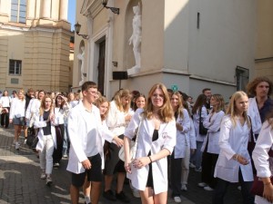 Vilniaus universiteto Medicinos fakulteto studentai eisenoje tradiciškai išsiskyrė baltais chalatais.